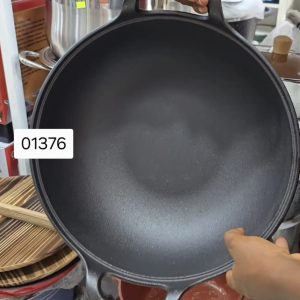 01376 34cm black cast iron wok