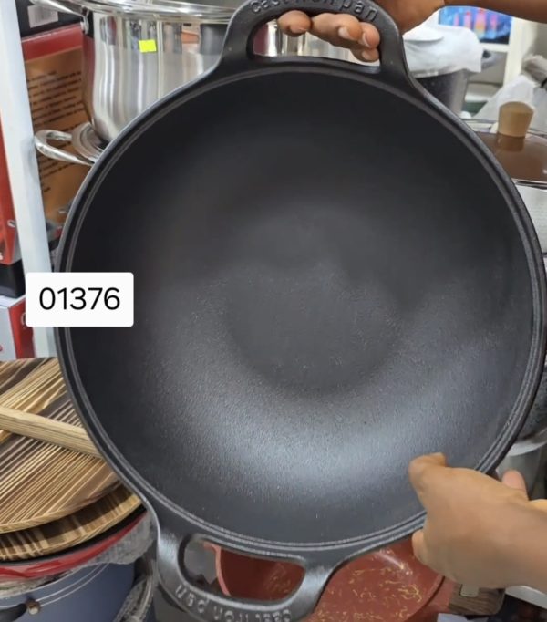 01376 34cm black cast iron wok